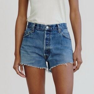 Vintage Levi’s 512 medium-wash denim shorts. 💙
